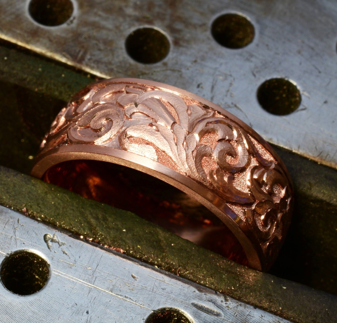 Hand engraved and sculpted red gold ring